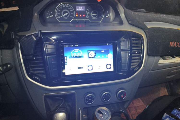 Used SAIC MAXUS Xintu V80 2018 2.5T 6-Speed Manual Aowentong Long-Wheelbase Mid-Roof 7/10-Seater Audio And AC Panel
