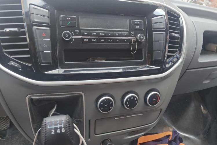 Used SAIC MAXUS Xintu V80 2018 2.5T 6-speed manual Aoyuntong short-wheelbase ultra-low roof 5- or 6-seat model Audio And AC Panel