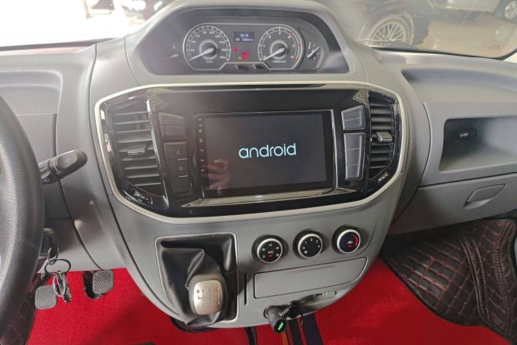 Used SAIC MAXUS Xintu V80 2018 2.5T 6-Speed Manual Aoyuntong Short Wheelbase Mid-Height 5-6 Seater Audio And AC Panel