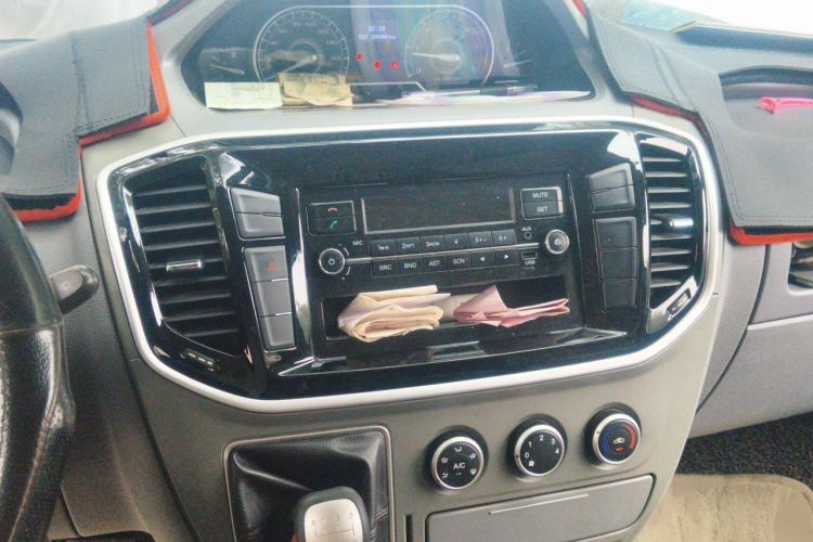Used SAIC MAXUS Xintu V80 2018 2.5T 6-Speed Manual Aotuntong Facelifted Long Wheelbase Mid-Height 7-Seater Audio And AC Panel