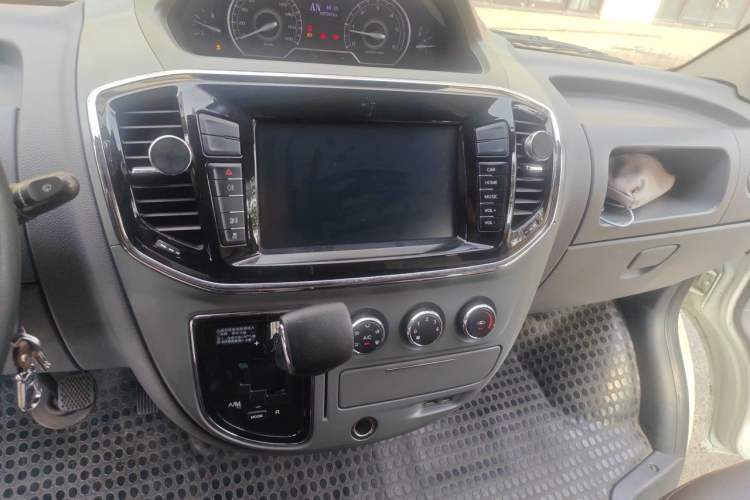 Used SAIC MAXUS Xintu V80 2018 2.5T AMT Aoyuntong Facelifted Model Short Wheelbase Ultra-Low Roof 5-6 Seater Audio And AC Panel