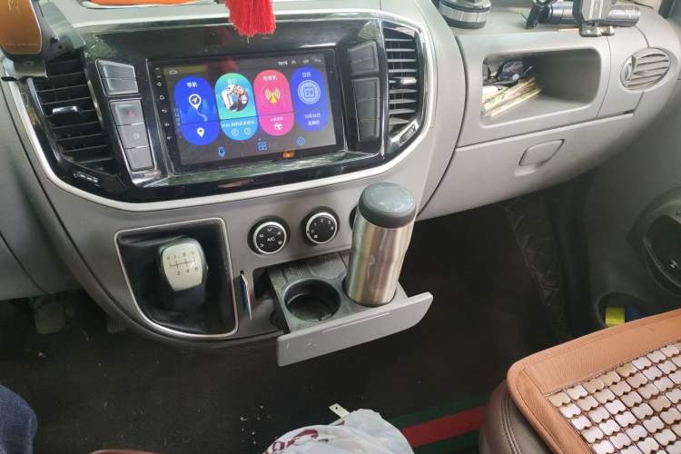 Used SAIC MAXUS Xintu V80 2018 2.5T 6-Speed Manual Aowentong Long-Wheelbase Mid-Roof 7/10-Seater Audio And AC Panel