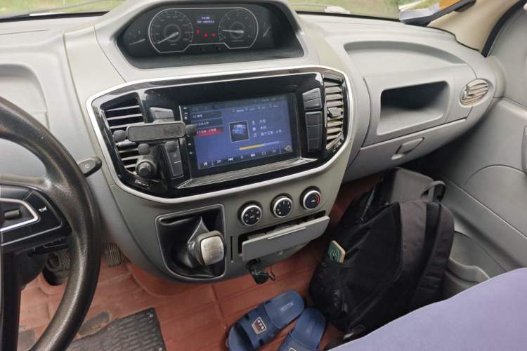 Used SAIC MAXUS Xintu V80 2018 2.5T 6-Speed Manual Aoyuntong Short Wheelbase Mid-Height 5-6 Seater Audio And AC Panel