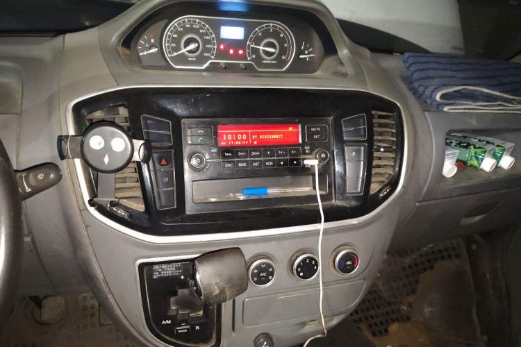 Used SAIC MAXUS Xintu V80 2018 2.5T AMT Aoyuntong Short Wheelbase Mid-Roof 5-6 Seater Audio And AC Panel