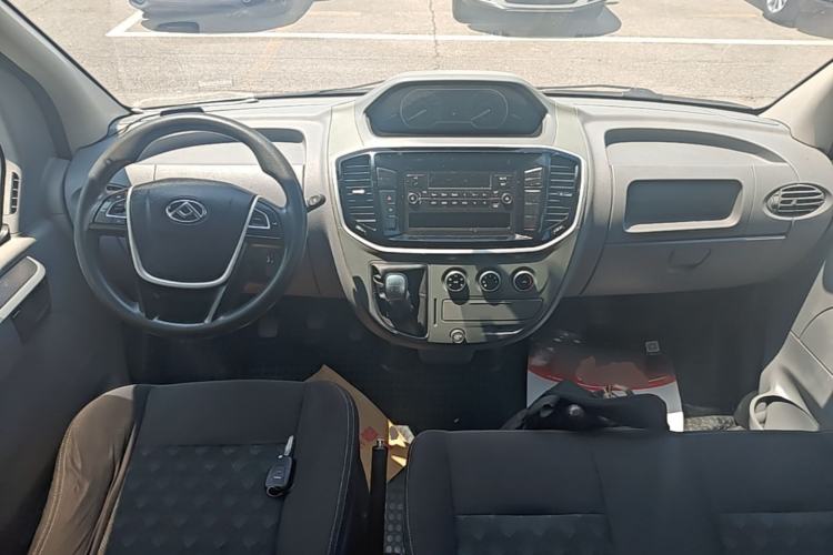 Used SAIC MAXUS Xintu V80 2018 2.5T 6-Speed Manual Aoyuntong Short Wheelbase Mid-Height 5-6 Seater Center Console
