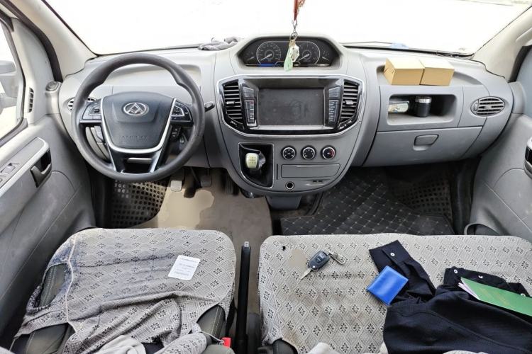 Used SAIC MAXUS Xintu V80 2018 2.5T 6-Speed Manual Elite Edition Short Wheelbase Mid-Height 5-6 Seater Center Console
