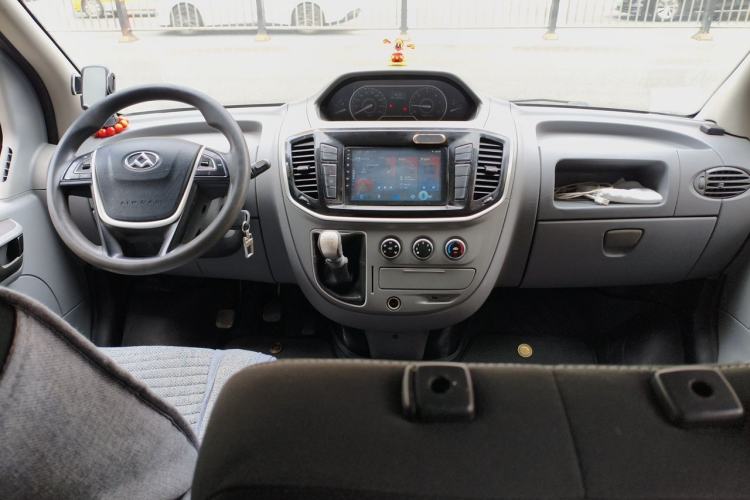 Used SAIC MAXUS Xintu V80 2018 2.5T 6-Speed Manual Aotuntong Facelifted Long Wheelbase Mid-Height 7-Seater Center Console