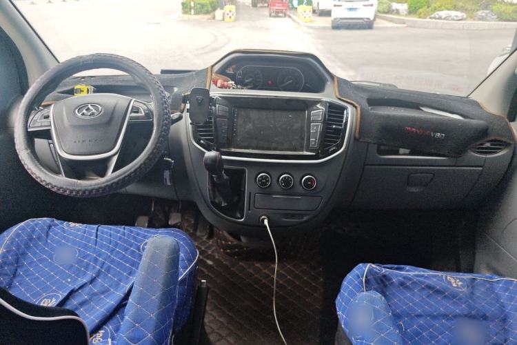 Used SAIC MAXUS Xintu V80 2018 2.5T AMT Zunjie Short Wheelbase Mid-Roof 7-Seater Center Console