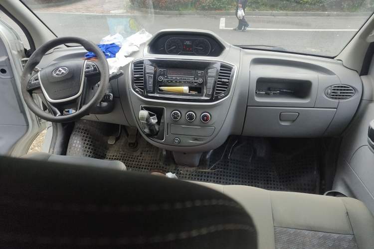 Used SAIC MAXUS Xintu V80 2018 2.5T 6-Speed Manual Aoyuntong Short Wheelbase Mid-Height 5-6 Seater Center Console