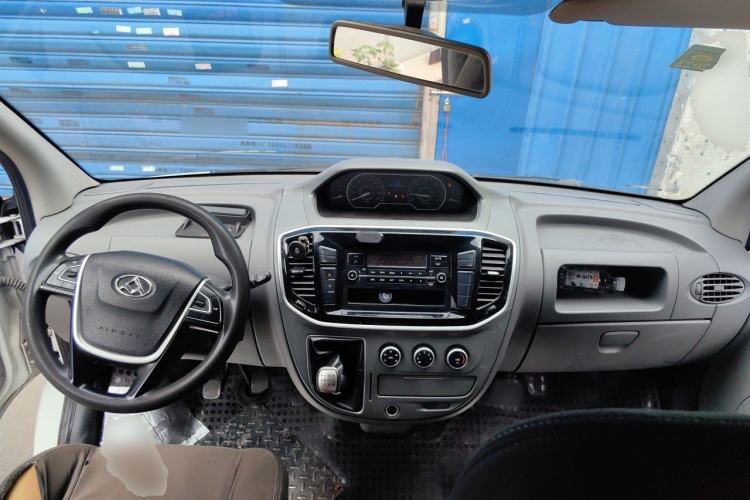 Used SAIC MAXUS Xintu V80 2018 2.5T 6-Speed Manual Aowentong Long-Wheelbase Mid-Roof 7/10-Seater Center Console