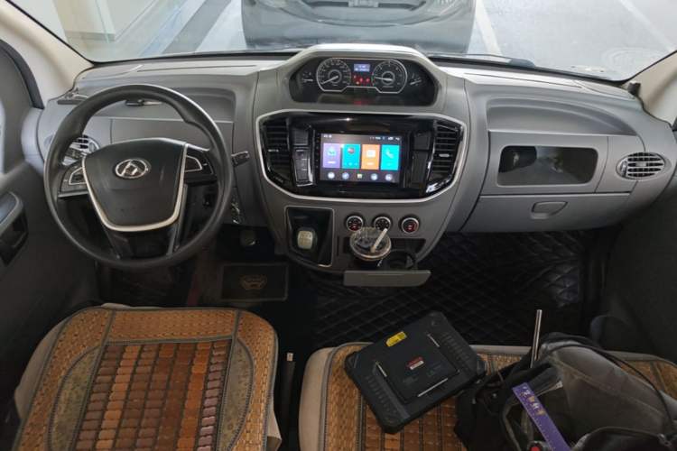 Used SAIC MAXUS Xintu V80 2018 2.5T 6-Speed Manual Aowentong Long-Wheelbase Mid-Roof 7/10-Seater Center Console