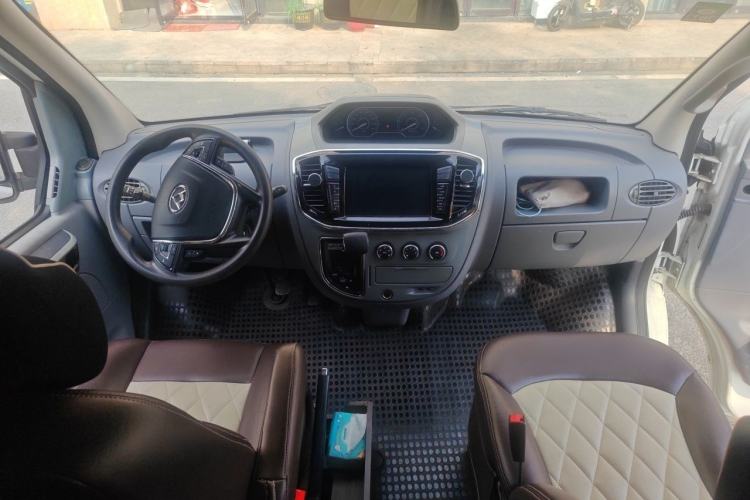 Used SAIC MAXUS Xintu V80 2018 2.5T AMT Aoyuntong Facelifted Model Short Wheelbase Ultra-Low Roof 5-6 Seater Center Console