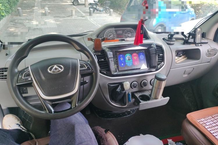 Used SAIC MAXUS Xintu V80 2018 2.5T 6-Speed Manual Aowentong Long-Wheelbase Mid-Roof 7/10-Seater Center Console