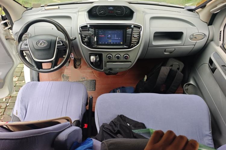 Used SAIC MAXUS Xintu V80 2018 2.5T 6-Speed Manual Aoyuntong Short Wheelbase Mid-Height 5-6 Seater Center Console