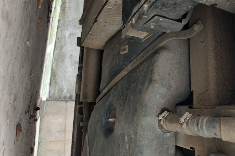 Used SAIC MAXUS Xintu V80 2018 2.5T AMT Aoyuntong Short Wheelbase Mid-Roof 5-6 Seater Chassis Front Right
