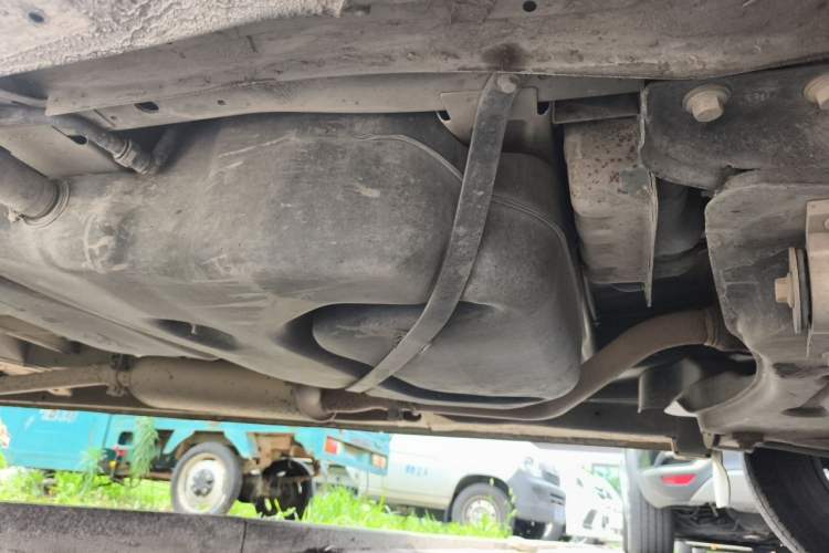 Used SAIC MAXUS Xintu V80 2018 2.5T 6-Speed Manual Aowentong Long-Wheelbase Mid-Roof 7/10-Seater Chassis Front Right