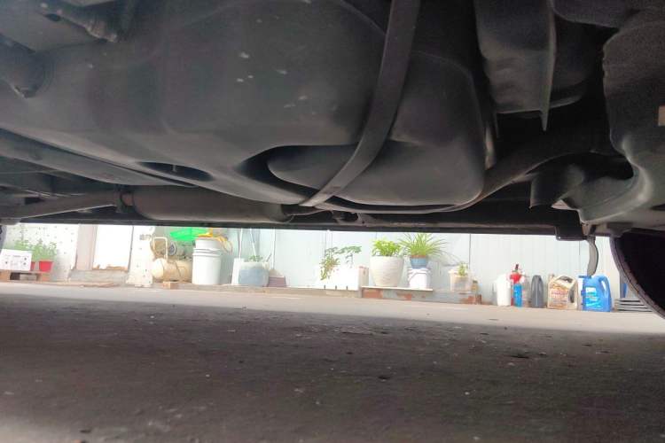 Used SAIC MAXUS Xintu V80 2018 2.5T 6-Speed Manual Aowentong Long-Wheelbase Mid-Roof 7/10-Seater Chassis Front Right