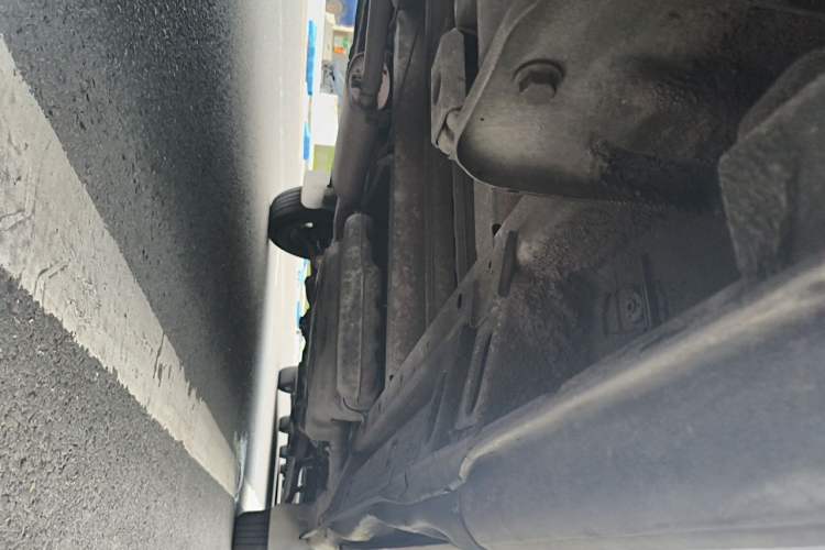Used SAIC MAXUS Xintu V80 2018 2.5T 6-Speed Manual Aotuntong Facelifted Long Wheelbase Mid-Height 7-Seater Chassis Rear Right
