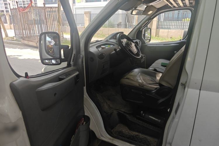 Used SAIC MAXUS Xintu V80 2018 2.5T 6-Speed Manual Aowentong Long-Wheelbase Mid-Roof 7/10-Seater Driver Seat