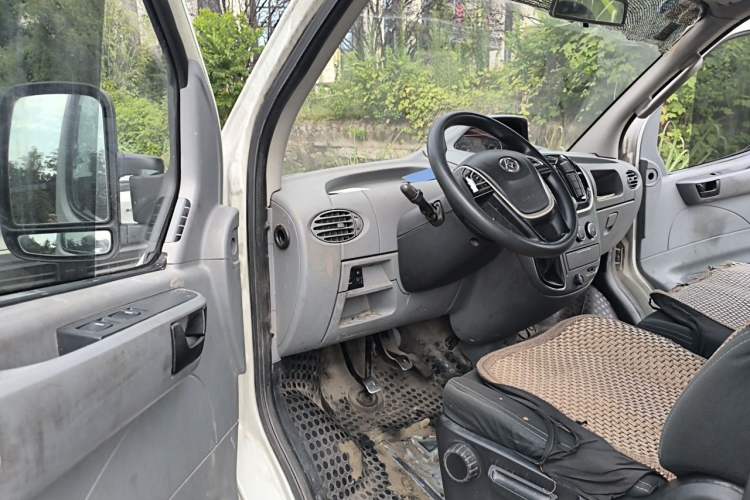 Used SAIC MAXUS Xintu V80 2018 2.5T 6-Speed Manual Aotuntong Facelifted Long Wheelbase Mid-Height 7-Seater Driver Seat