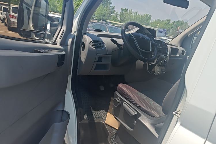 Used SAIC MAXUS Xintu V80 2018 2.5T 6-Speed Manual Aoyuntong Short Wheelbase Mid-Height 5-6 Seater Driver Seat