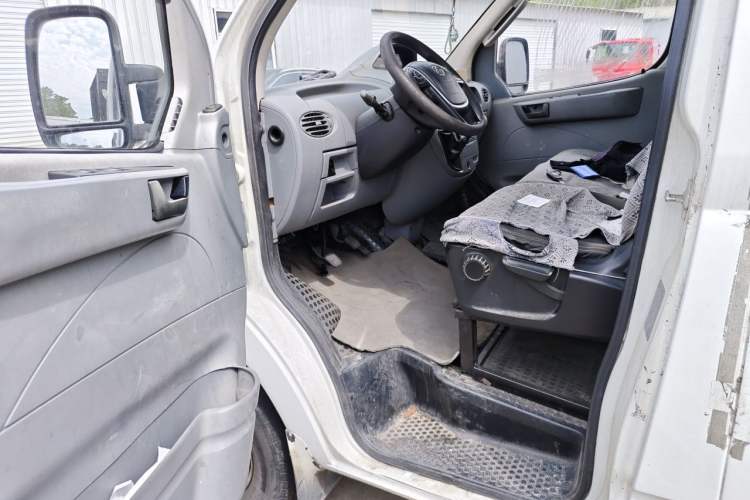Used SAIC MAXUS Xintu V80 2018 2.5T 6-Speed Manual Elite Edition Short Wheelbase Mid-Height 5-6 Seater Driver Seat