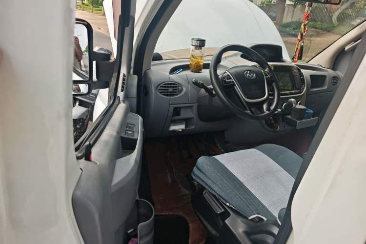 Used SAIC MAXUS Xintu V80 2018 2.5T 6-speed manual Aoyuntong short-wheelbase ultra-low roof 5- or 6-seat model Driver Seat