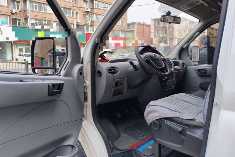 Used SAIC MAXUS Xintu V80 2018 2.5T 6-Speed Manual Aotuntong Facelifted Long Wheelbase Mid-Height 7-Seater Driver Seat