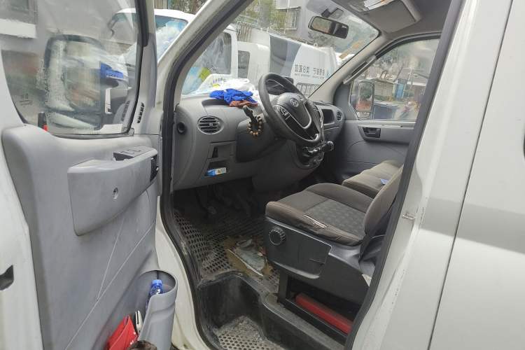 Used SAIC MAXUS Xintu V80 2018 2.5T 6-Speed Manual Aoyuntong Short Wheelbase Mid-Height 5-6 Seater Driver Seat