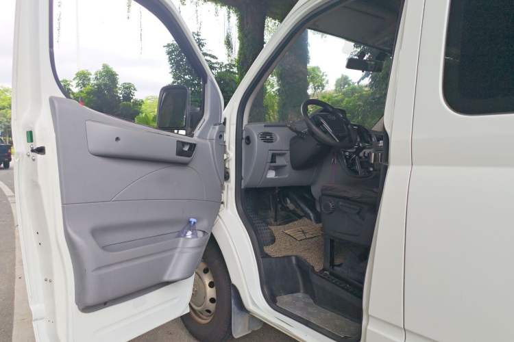 Used SAIC MAXUS Xintu V80 2018 2.5T AMT Aoyuntong Short Wheelbase Mid-Roof 5-6 Seater Driver Seat