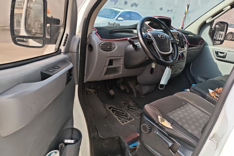 Used SAIC MAXUS Xintu V80 2018 2.5T 6-Speed Manual Aoyuntong Short Wheelbase Mid-Height 5-6 Seater Driver Seat