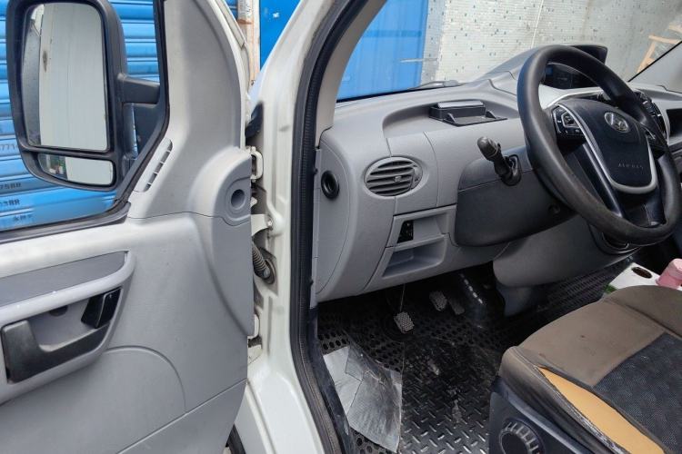 Used SAIC MAXUS Xintu V80 2018 2.5T 6-Speed Manual Aowentong Long-Wheelbase Mid-Roof 7/10-Seater Driver Seat