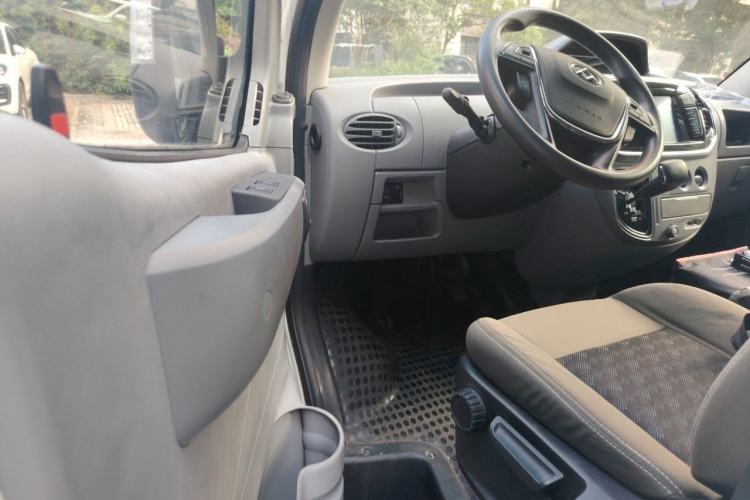 Used SAIC MAXUS Xintu V80 2018 2.5T AMT Elite Edition Long Wheelbase High-Roof 5-Seater Driver Seat