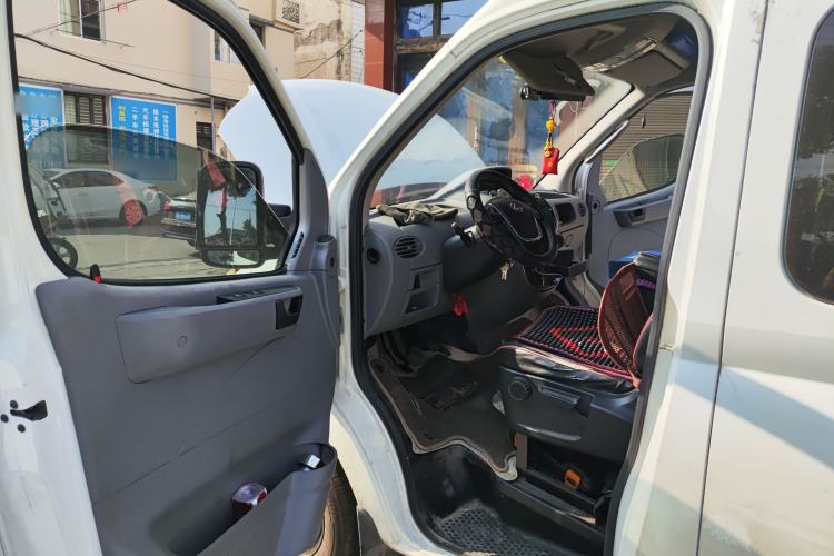 Used SAIC MAXUS Xintu V80 2018 2.5T 6-speed manual van short wheelbase mid-height roof with 2/3 seats Driver Seat