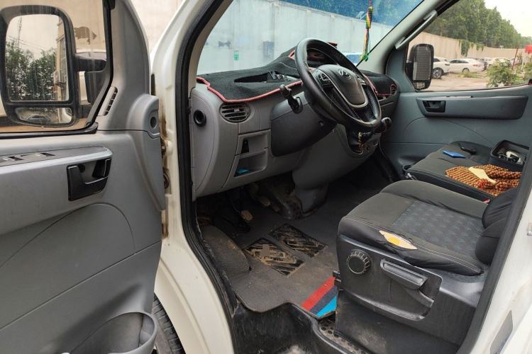 Used SAIC MAXUS Xintu V80 2018 2.5T 6-Speed Manual Aoyuntong Short Wheelbase Mid-Height 5-6 Seater Driver Seat