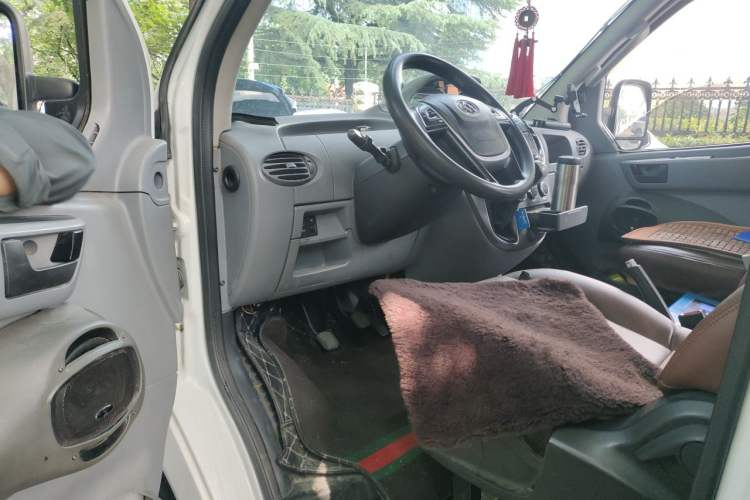 Used SAIC MAXUS Xintu V80 2018 2.5T 6-Speed Manual Aowentong Long-Wheelbase Mid-Roof 7/10-Seater Driver Seat