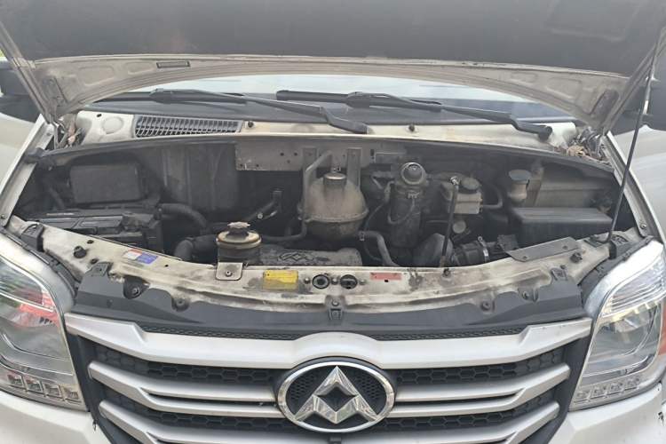 Used SAIC MAXUS Xintu V80 2018 2.5T 6-Speed Manual Aotuntong Facelifted Long Wheelbase Mid-Height 7-Seater Engine Bay
