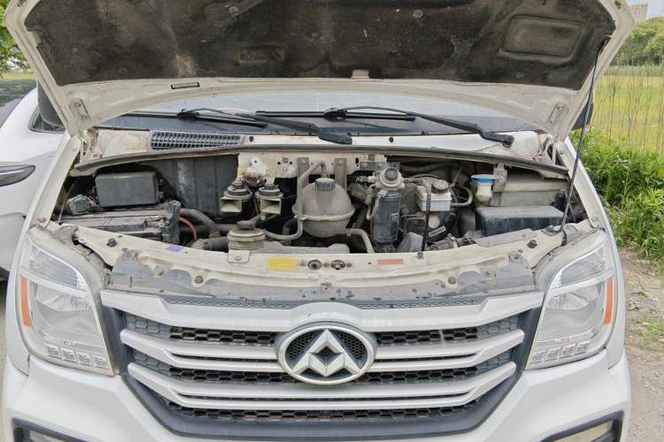 Used SAIC MAXUS Xintu V80 2018 2.5T 6-Speed Manual Aotuntong Facelifted Long Wheelbase Mid-Height 7-Seater Engine Bay