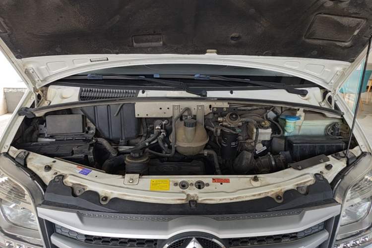 Used SAIC MAXUS Xintu V80 2018 2.5T 6-Speed Manual Aowentong Long-Wheelbase Mid-Roof 7/10-Seater Engine Bay