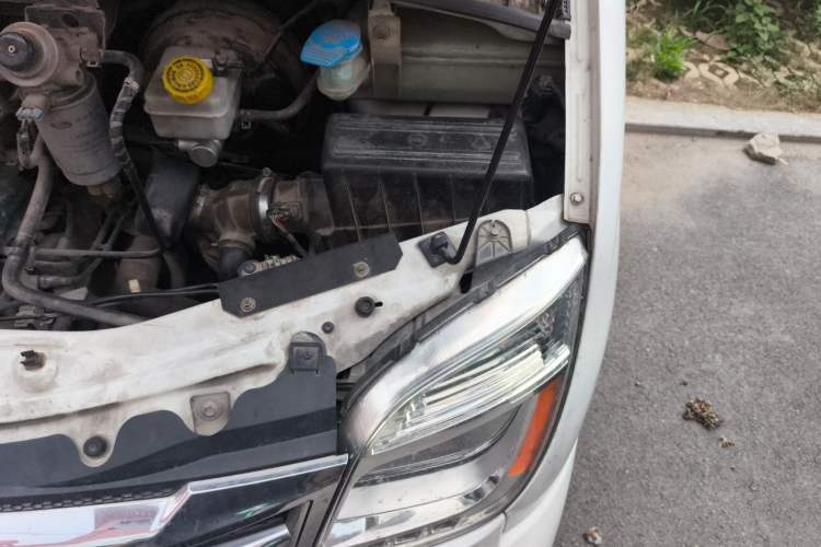 Used SAIC MAXUS Xintu V80 2018 2.5T 6-Speed Manual Aowentong Long-Wheelbase Mid-Roof 7/10-Seater Engine Bay Left