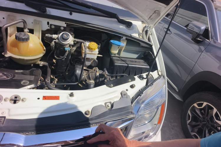 Used SAIC MAXUS Xintu V80  Engine Bay Left