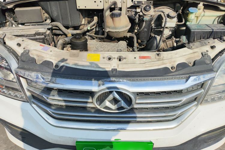 Used SAIC MAXUS Xintu V80 2018 2.5T 6-speed manual van short wheelbase mid-height roof with 2/3 seats Engine Bay