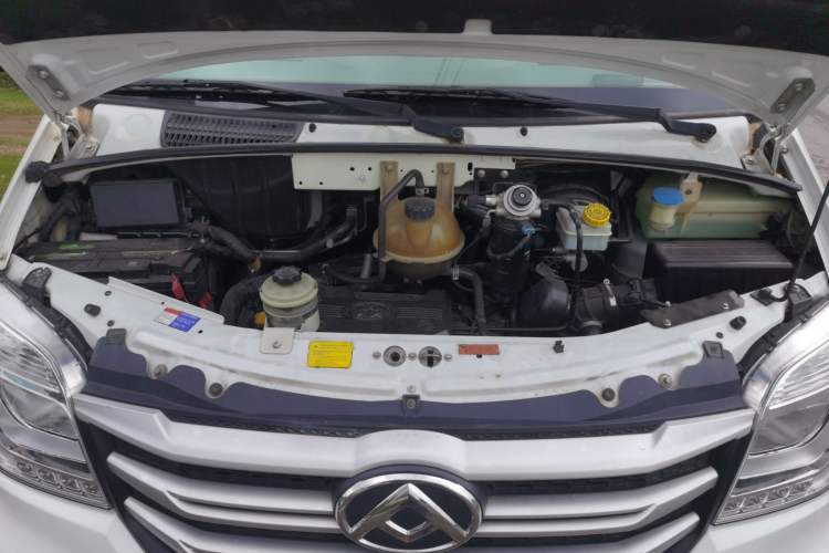 Used SAIC MAXUS Xintu V80 2018 2.5T 6-speed manual Aoyuntong long-wheelbase high-roof model with 7/10 seats Engine Bay