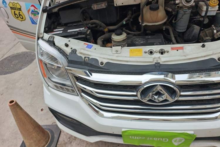 Used SAIC MAXUS Xintu V80 2018 2.5T AMT Aoyuntong Short Wheelbase Mid-Roof 5-6 Seater Engine Bay Right