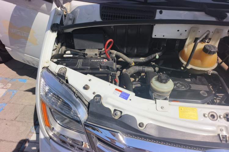 Used SAIC MAXUS Xintu V80  Engine Bay Right