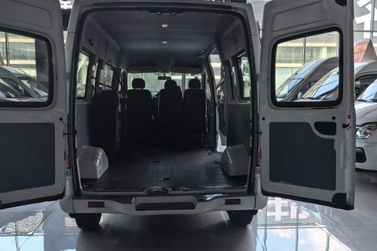 Used SAIC MAXUS Xintu V80 2018 2.5T 6-Speed Manual Aotuntong Facelifted Long Wheelbase Mid-Height 7-Seater Exterior 11
