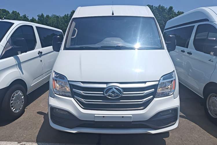 Used SAIC MAXUS Xintu V80 2018 2.5T 6-Speed Manual Aoyuntong Short Wheelbase Mid-Height 5-6 Seater Front