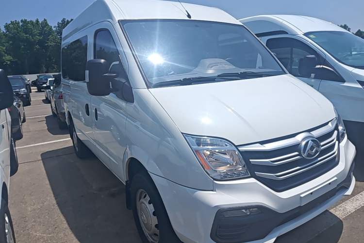 Used SAIC MAXUS Xintu V80 2018 2.5T 6-Speed Manual Aoyuntong Short Wheelbase Mid-Height 5-6 Seater Front Right 45 Deg