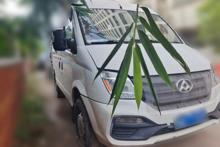 Used SAIC MAXUS Xintu V80 2018 2.5T 6-speed manual van short wheelbase mid-height roof with 2/3 seats Front Right 45 Deg