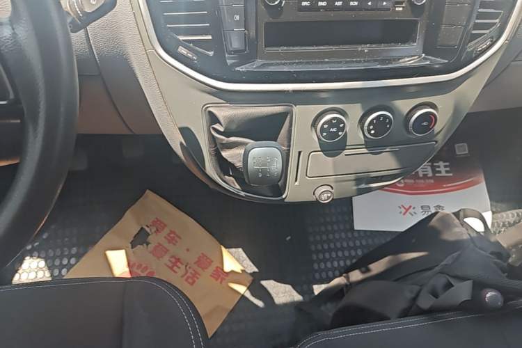 Used SAIC MAXUS Xintu V80 2018 2.5T 6-Speed Manual Aoyuntong Short Wheelbase Mid-Height 5-6 Seater Gear Lever